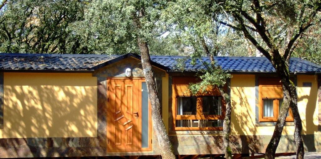 Casas de madera Bungalows en Jaca Pirineos. En propiedad y en régimen de  comunidad de propietarios. Complejo cerrado y exclusivo de alta calidad.